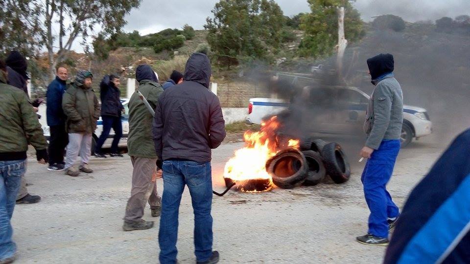 «Βράζει» η Κως -Φωτιές έξω από το στρατόπεδο όπου ετοιμάζεται το hotspot -Κλείνουν με βράχους τον δρόμο [εικόνες] | iefimerida.gr 8