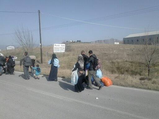 Πανζουρλισμός: Ανέβασαν πρόσφυγες στα λεωφορεία, τους κατέβασαν κι εκείνοι έφυγαν πεζή [εικόνες& βίντεο] | iefimerida.gr 1