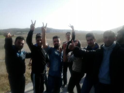 Πανζουρλισμός: Ανέβασαν πρόσφυγες στα λεωφορεία, τους κατέβασαν κι εκείνοι έφυγαν πεζή [εικόνες& βίντεο] | iefimerida.gr 3