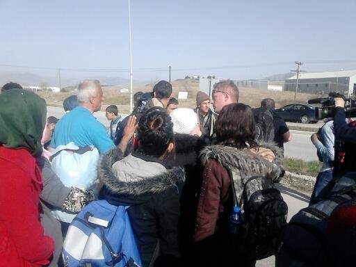 Πανζουρλισμός: Ανέβασαν πρόσφυγες στα λεωφορεία, τους κατέβασαν κι εκείνοι έφυγαν πεζή [εικόνες& βίντεο] | iefimerida.gr 0