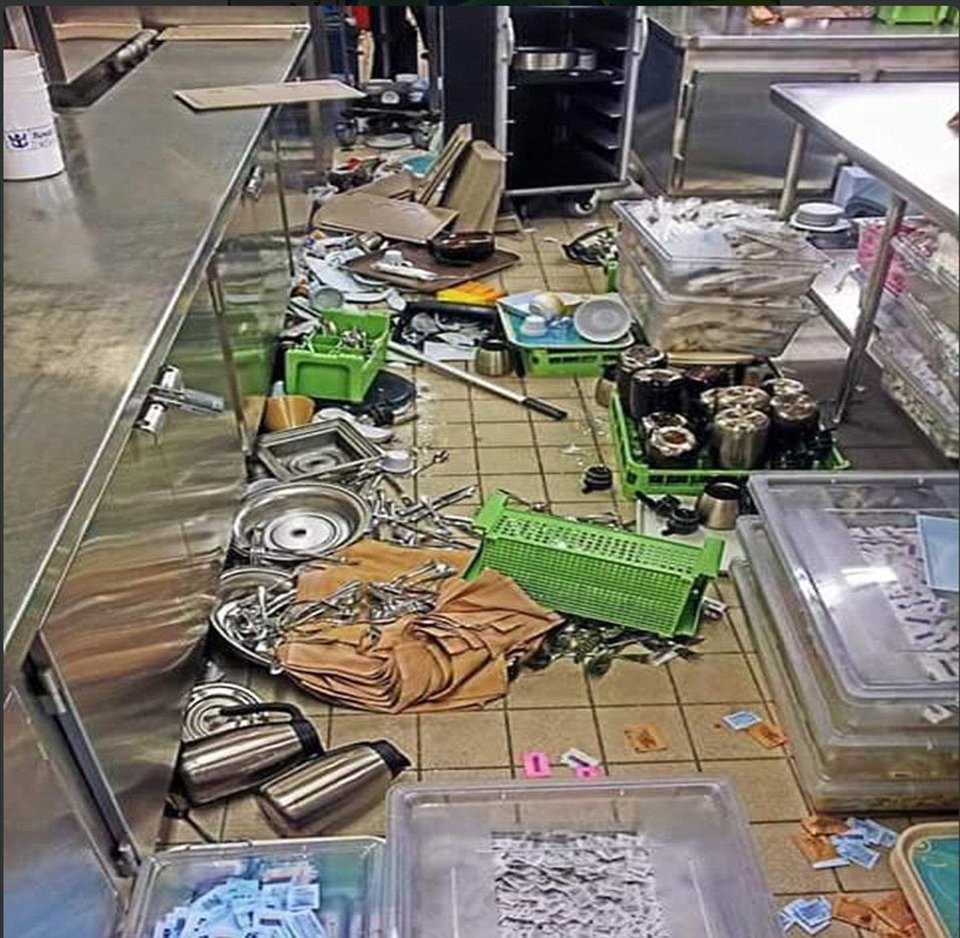 Εφιάλτης: Κύματα 9 μέτρων χτυπούν τεράστιο κρουαζιερόπλοιο -Δεν έμεινε τίποτα όρθιο εσωτερικά [εικόνες & βίντεο] | iefimerida.gr 1