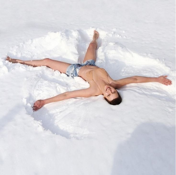 H Εβανγκελίστα βούτηξε με το μαγιό της στο χιόνι [εικόνες] | iefimerida.gr 0