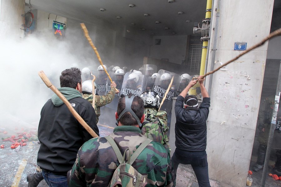 Kαρέ-καρέ η μάχη έξω από το υπουργείο -Μαγκούρες εναντίον ΜΑΤ [εικόνες] | iefimerida.gr 8