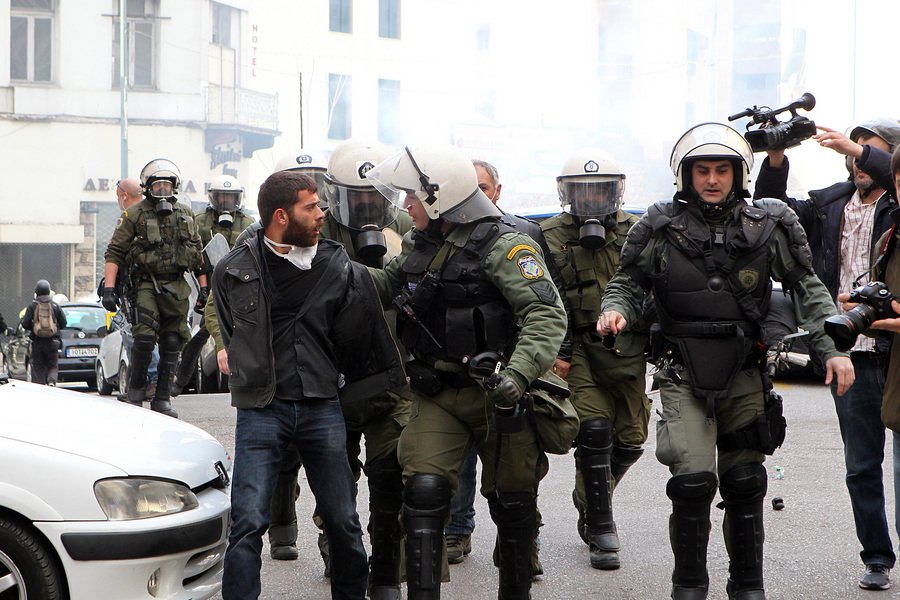 Kαρέ-καρέ η μάχη έξω από το υπουργείο -Μαγκούρες εναντίον ΜΑΤ [εικόνες] | iefimerida.gr 9