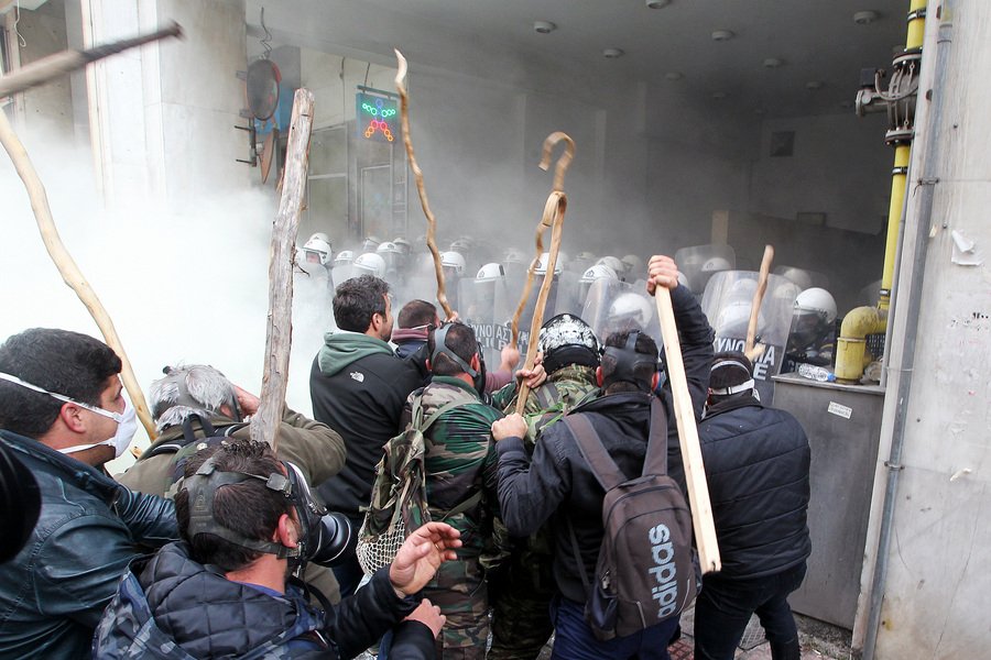 Kαρέ-καρέ η μάχη έξω από το υπουργείο -Μαγκούρες εναντίον ΜΑΤ [εικόνες] | iefimerida.gr 1