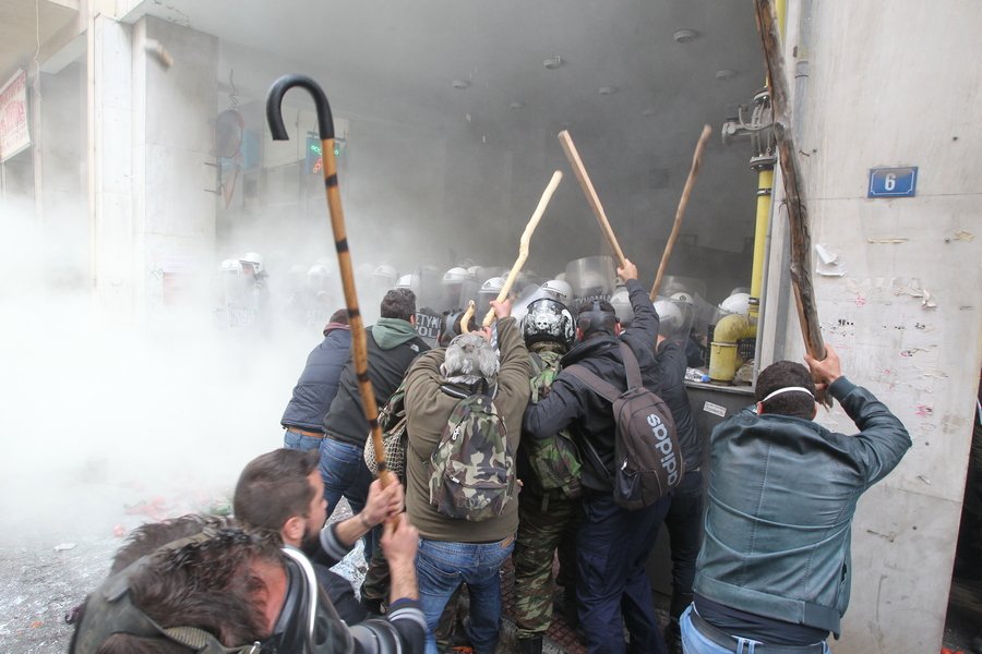 Kαρέ-καρέ η μάχη έξω από το υπουργείο -Μαγκούρες εναντίον ΜΑΤ [εικόνες] | iefimerida.gr 2