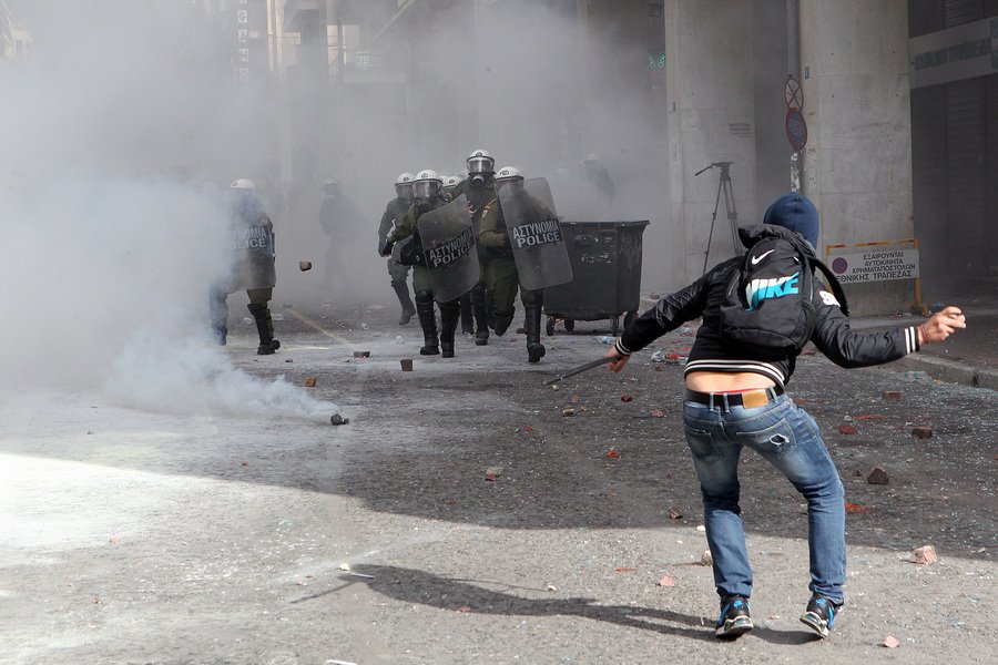 Kαρέ-καρέ η μάχη έξω από το υπουργείο -Μαγκούρες εναντίον ΜΑΤ [εικόνες] | iefimerida.gr 4