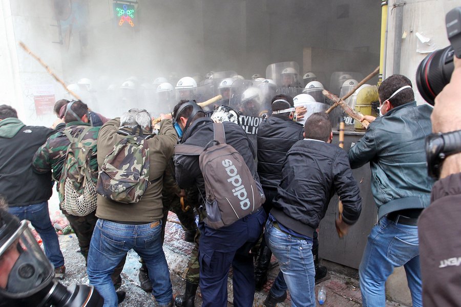 Kαρέ-καρέ η μάχη έξω από το υπουργείο -Μαγκούρες εναντίον ΜΑΤ [εικόνες] | iefimerida.gr 6