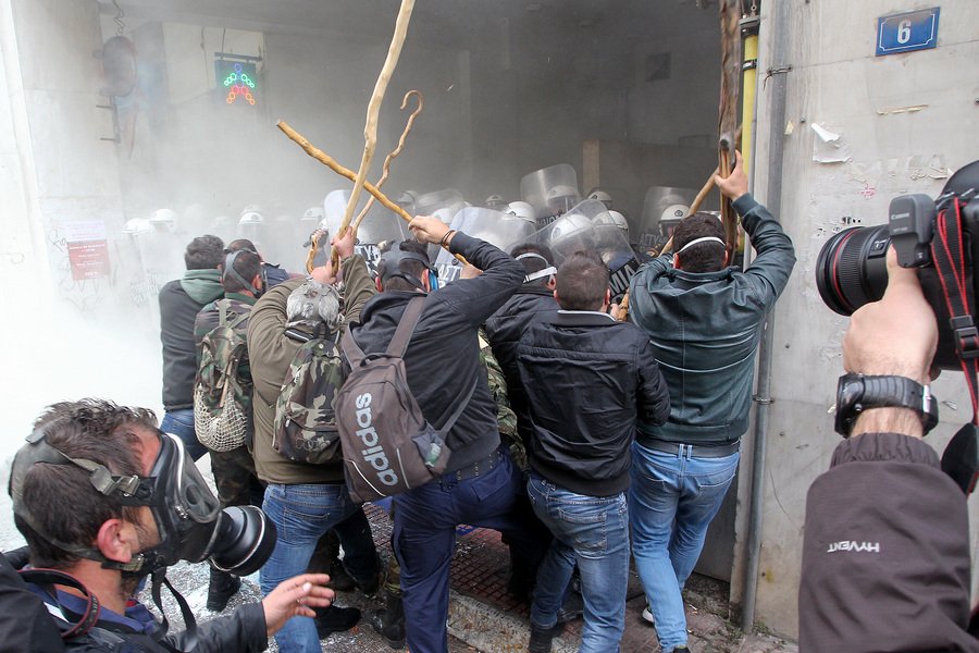 Kαρέ-καρέ η μάχη έξω από το υπουργείο -Μαγκούρες εναντίον ΜΑΤ [εικόνες] | iefimerida.gr 0