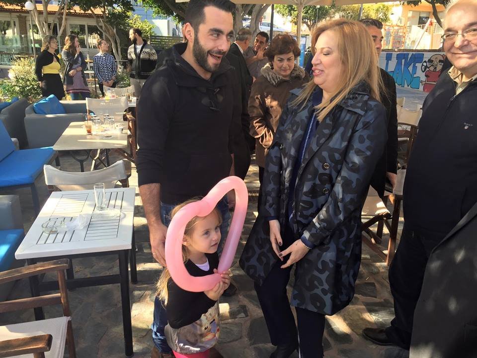 Η Φώφη Γεννηματά με τον πατέρα και τη δίδυμη αδερφή της μικρής Μελίνας [εικόνες] | iefimerida.gr 1