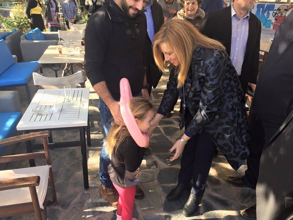 Η Φώφη Γεννηματά με τον πατέρα και τη δίδυμη αδερφή της μικρής Μελίνας [εικόνες] | iefimerida.gr 2