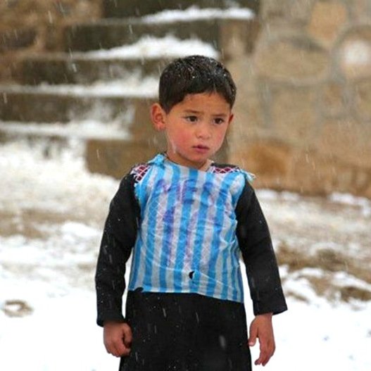 Ο Μέσι κάνει πραγματικότητα το όνειρο του 5χρονου με την πλαστική σακούλα για φανέλα [εικόνες] | iefimerida.gr 0