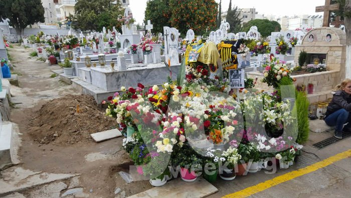 Ο σπαραγμός της μητέρας του Παντελή Παντελίδη στο τρισάγιο [εικόνες] | iefimerida.gr 2