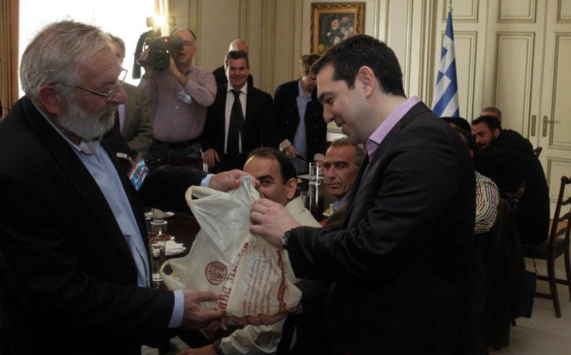 Τσίπρας στον Μπούτα: Τον ήλιο και το τσίπουρο δεν θα μας τα πάρουν! [εικόνες] | iefimerida.gr 4