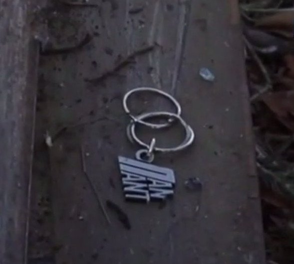 Το μπρελόκ με το όνομα του Παντελή Παντελίδη, σπασμένο στον τόπο του τροχαίου [εικόνες] | iefimerida.gr 0