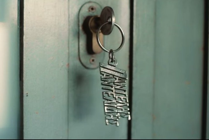 Το μπρελόκ με το όνομα του Παντελή Παντελίδη, σπασμένο στον τόπο του τροχαίου [εικόνες] | iefimerida.gr 1