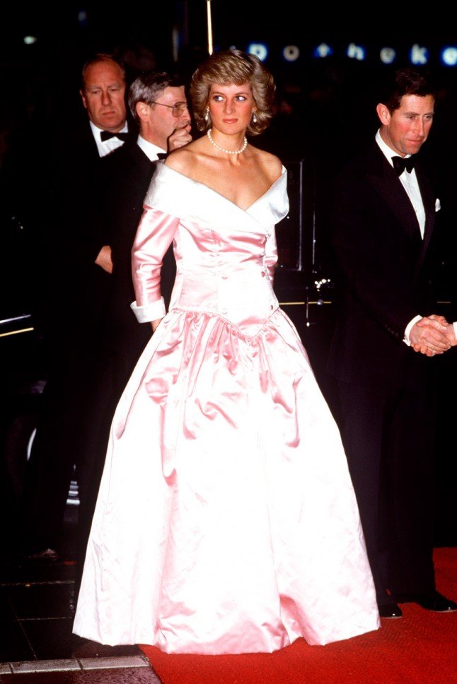 Νταϊάνα -Οι ιντριγκαδόρικες ιστορίες πίσω από κάθε φόρεμά της -Πάντα κάτι συμβόλιζε [εικόνες] | iefimerida.gr 1