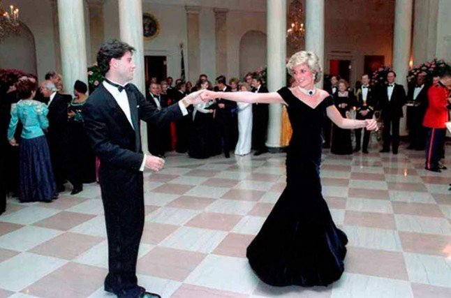 Νταϊάνα -Οι ιντριγκαδόρικες ιστορίες πίσω από κάθε φόρεμά της -Πάντα κάτι συμβόλιζε [εικόνες] | iefimerida.gr 5