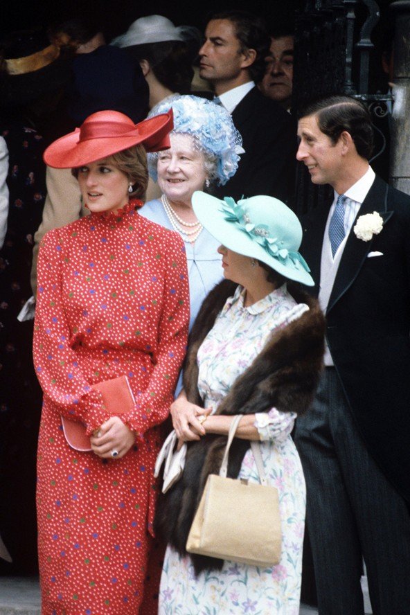 Νταϊάνα -Οι ιντριγκαδόρικες ιστορίες πίσω από κάθε φόρεμά της -Πάντα κάτι συμβόλιζε [εικόνες] | iefimerida.gr 4