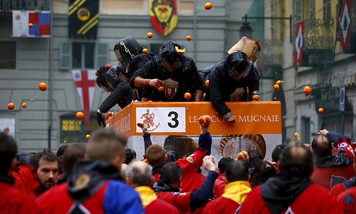 Η «Μάχη των πορτοκαλιών» στην Ιταλία -Εθιμο από τον Μεσαίωνα [εικόνες] | iefimerida.gr 1