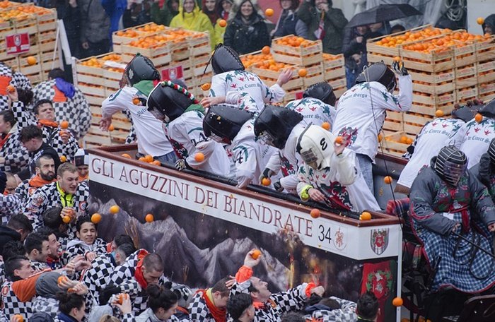 Η «Μάχη των πορτοκαλιών» στην Ιταλία -Εθιμο από τον Μεσαίωνα [εικόνες] | iefimerida.gr 11