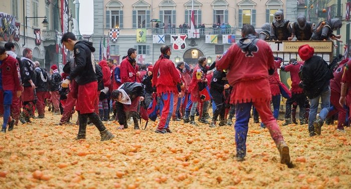 Η «Μάχη των πορτοκαλιών» στην Ιταλία -Εθιμο από τον Μεσαίωνα [εικόνες] | iefimerida.gr 8