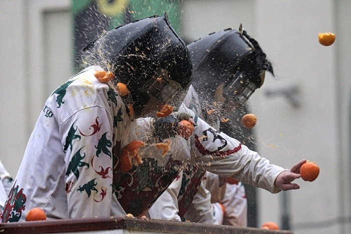 Η «Μάχη των πορτοκαλιών» στην Ιταλία -Εθιμο από τον Μεσαίωνα [εικόνες] | iefimerida.gr 6