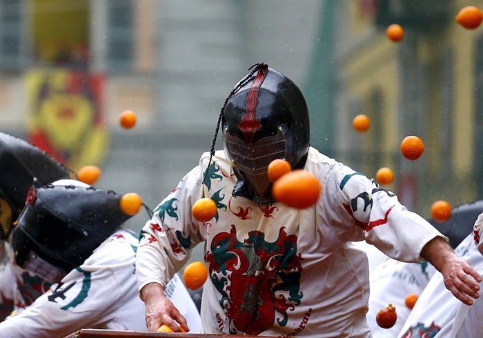 Η «Μάχη των πορτοκαλιών» στην Ιταλία -Εθιμο από τον Μεσαίωνα [εικόνες] | iefimerida.gr 4