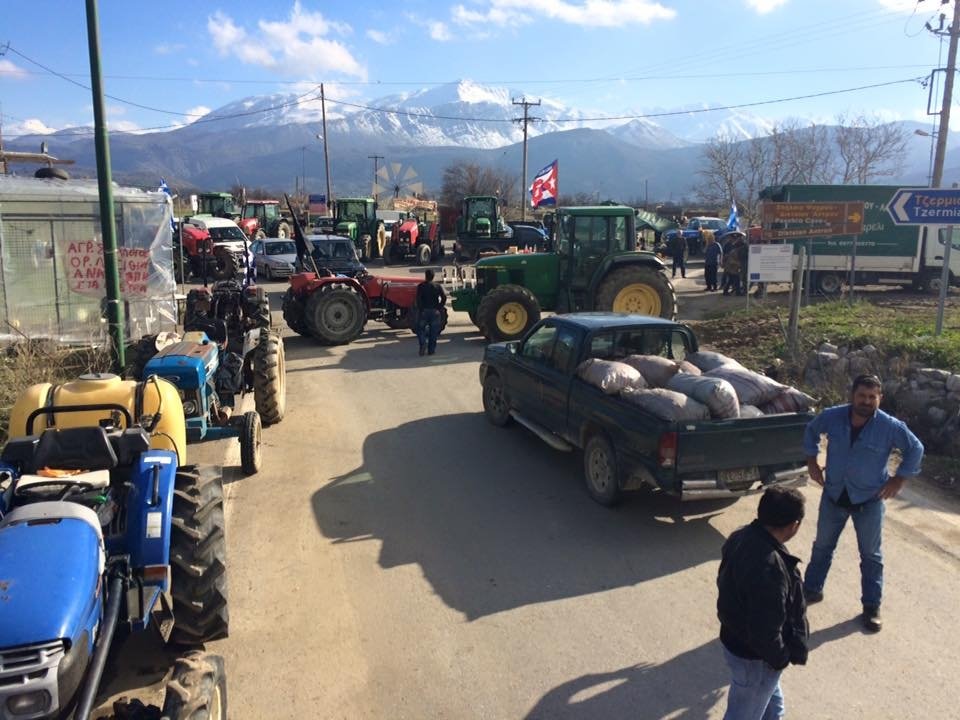 Μπλόκα με... αντικριστό και λύρα στην Κρήτη [εικόνες] | iefimerida.gr 4