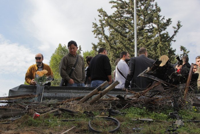 Δάκρυα και λουλούδια στο σημείο που σκοτώθηκε ο Παντελής Παντελίδης [εικόνες] | iefimerida.gr 4