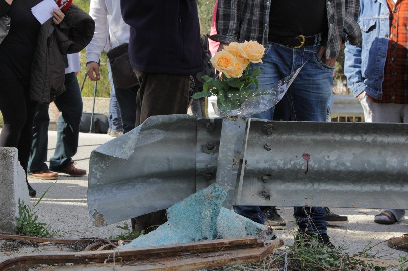 Δάκρυα και λουλούδια στο σημείο που σκοτώθηκε ο Παντελής Παντελίδης [εικόνες] | iefimerida.gr 1