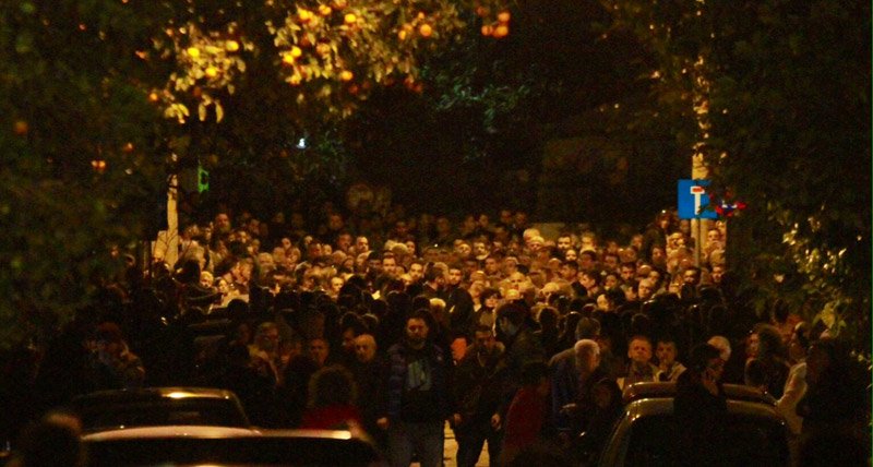 Σε λευκό φέρετρο έφτασε στη Ν. Ιωνία η σoρός του Παντελή Παντελίδη [εικόνες] | iefimerida.gr 6