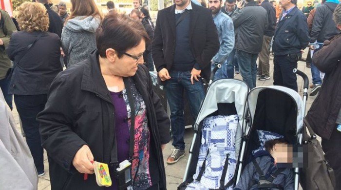 Η Αλέκα Παπαρήγα με το εγγόνι της στη διαδήλωση έλιωσε το ίντερνετ [εικόνες] | iefimerida.gr 2