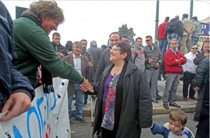 Η Αλέκα Παπαρήγα με το εγγόνι της στη διαδήλωση έλιωσε το ίντερνετ [εικόνες] | iefimerida.gr 1