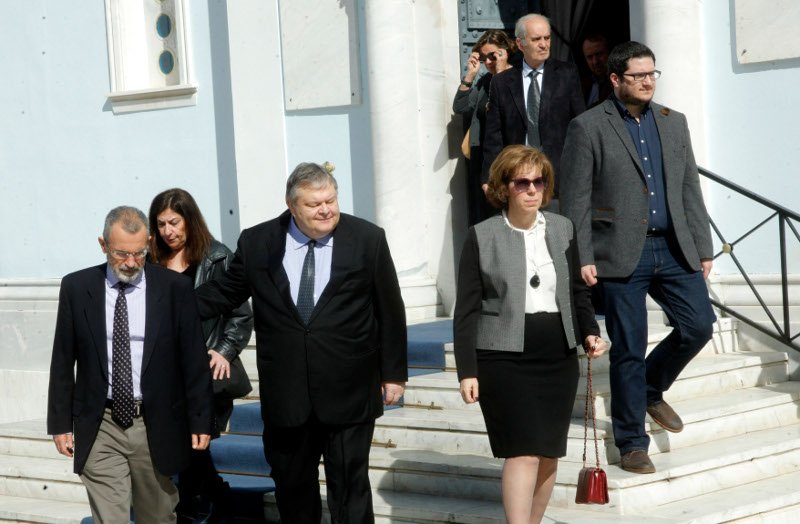 Σε κλίμα βαθιάς συγκίνησης το τελευταίο αντίο στη δημοσιογράφο Μαρία Παπουτσάκη [εικόνες] | iefimerida.gr 9