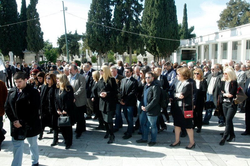 Σε κλίμα βαθιάς συγκίνησης το τελευταίο αντίο στη δημοσιογράφο Μαρία Παπουτσάκη [εικόνες] | iefimerida.gr 4
