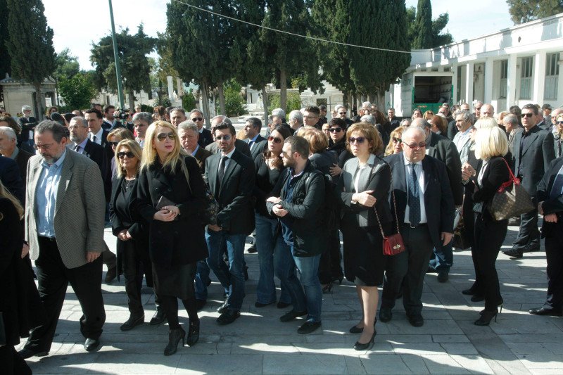 Σε κλίμα βαθιάς συγκίνησης το τελευταίο αντίο στη δημοσιογράφο Μαρία Παπουτσάκη [εικόνες] | iefimerida.gr 5