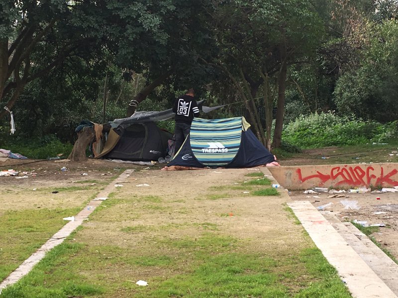 Αυτοσχέδια «hotspots» για πρόσφυγες σε Πεδίον του Αρεως, Ελληνικό και Πειραιά [εικόνες] | iefimerida.gr 1