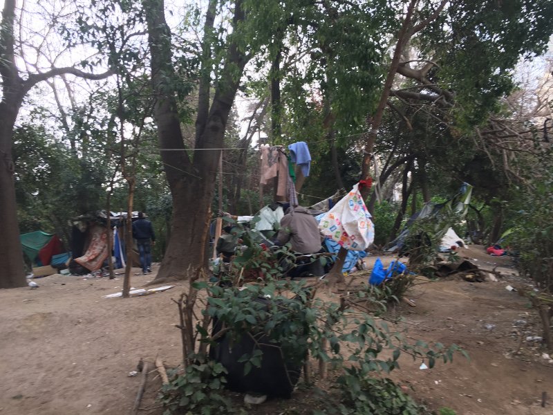 Αυτοσχέδια «hotspots» για πρόσφυγες σε Πεδίον του Αρεως, Ελληνικό και Πειραιά [εικόνες] | iefimerida.gr 2