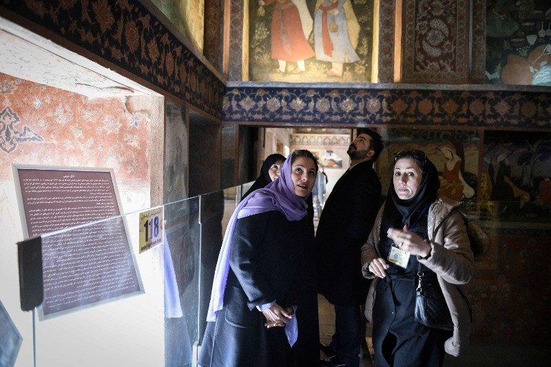 Η Περιστέρα Μπαζιάνα με λιλά μαντίλα στο Ιράν με τον πρωθυπουργό [εικόνες] | iefimerida.gr 0