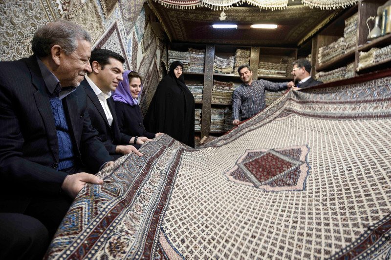 Η Περιστέρα Μπαζιάνα με λιλά μαντίλα στο Ιράν με τον πρωθυπουργό [εικόνες] | iefimerida.gr 3