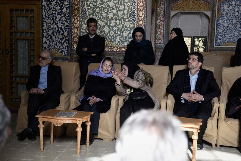 Η Περιστέρα Μπαζιάνα με λιλά μαντίλα στο Ιράν με τον πρωθυπουργό [εικόνες] | iefimerida.gr 2