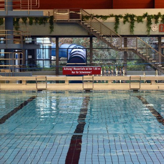 Οι Σουηδέζες περιπολούν στις πισίνες και καταγγέλλουν σεξουαλικές επιθέσεις προσφύγων [εικόνες]  | iefimerida.gr 0