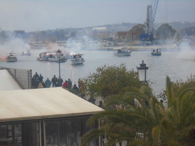 Θεαματική διαμαρτυρία ψαράδων στην Πρέβεζα -Πέταξαν καπνογόνα μέσα στη θάλασσα [εικόνες] | iefimerida.gr 3