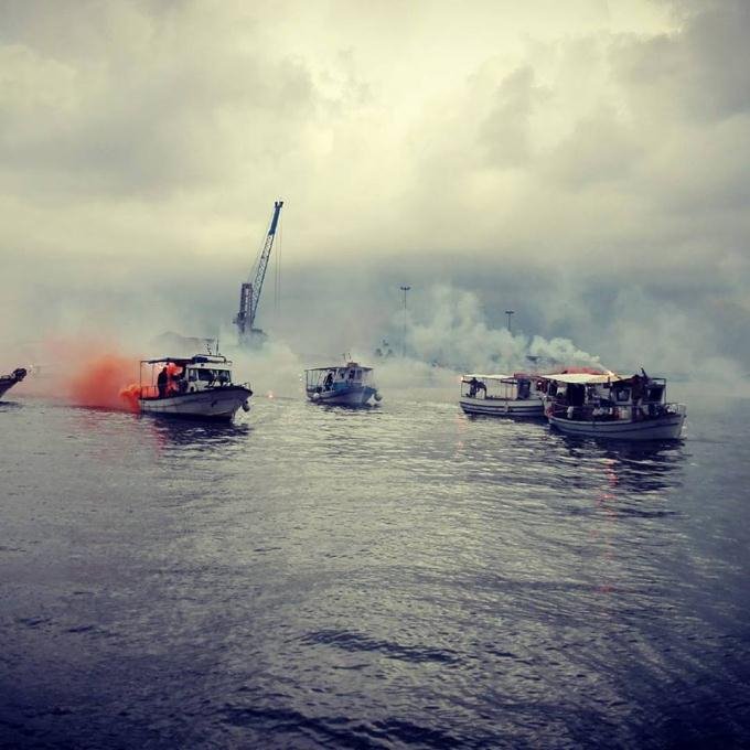 Θεαματική διαμαρτυρία ψαράδων στην Πρέβεζα -Πέταξαν καπνογόνα μέσα στη θάλασσα [εικόνες] | iefimerida.gr 4