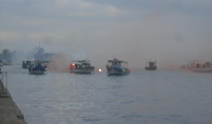 Θεαματική διαμαρτυρία ψαράδων στην Πρέβεζα -Πέταξαν καπνογόνα μέσα στη θάλασσα [εικόνες] | iefimerida.gr 5