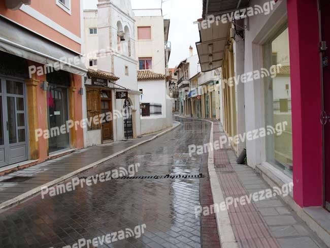 Θεαματική διαμαρτυρία ψαράδων στην Πρέβεζα -Πέταξαν καπνογόνα μέσα στη θάλασσα [εικόνες] | iefimerida.gr 6