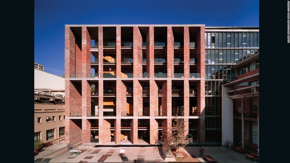 Ο 48χρονος Χιλιανός νικητής των Οσκαρ αρχιτεκτονικής -Τα εκπληκτικά κτίρια που έφτιαξε [εικόνες & βίντεο] | iefimerida.gr 24