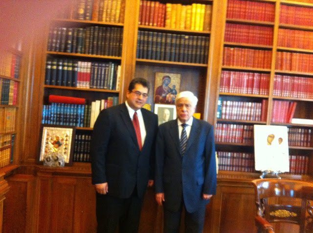 Ο Προκόπης Παυλόπουλος έχει γεμίσει το γραφείο του εικόνες Αγίων [εικόνες] | iefimerida.gr 5