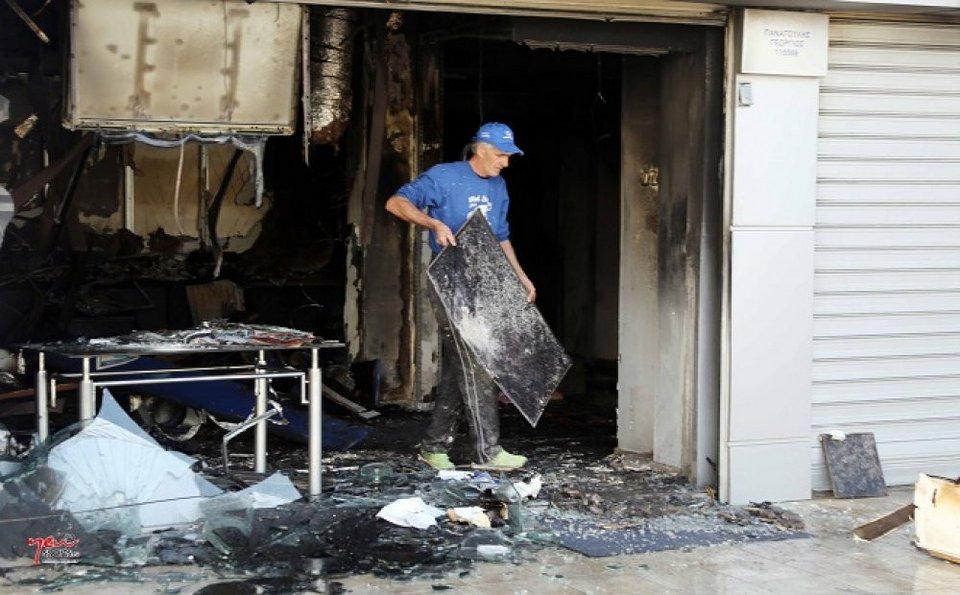 Εμπρηστική επίθεση στο πρακτορείο ΟΠΑΠ του γιου του βουλευτή Παναγούλη [εικόνες]  | iefimerida.gr 2